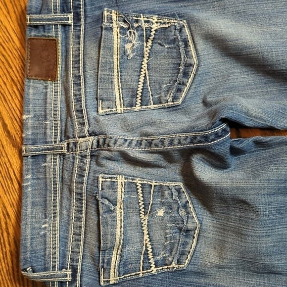 BKE Buckle Sabrina Cropped denim distressed Jeans Sz 27   Embroidery on pockets - Picture 6 of 8